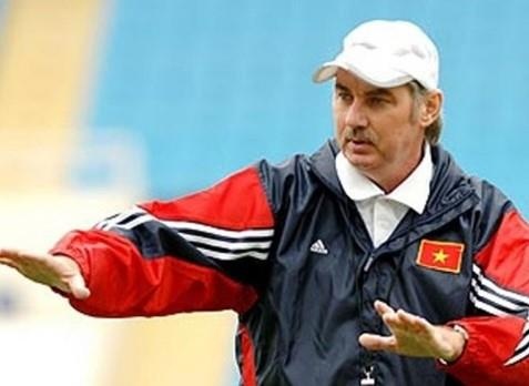 HLV Alfred Riedl tai xuat voi bong da Indonesia hinh anh