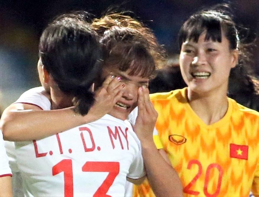 Nguoi ham mo vui mung khi tuyen nu Viet Nam thang Thai Lan hinh anh