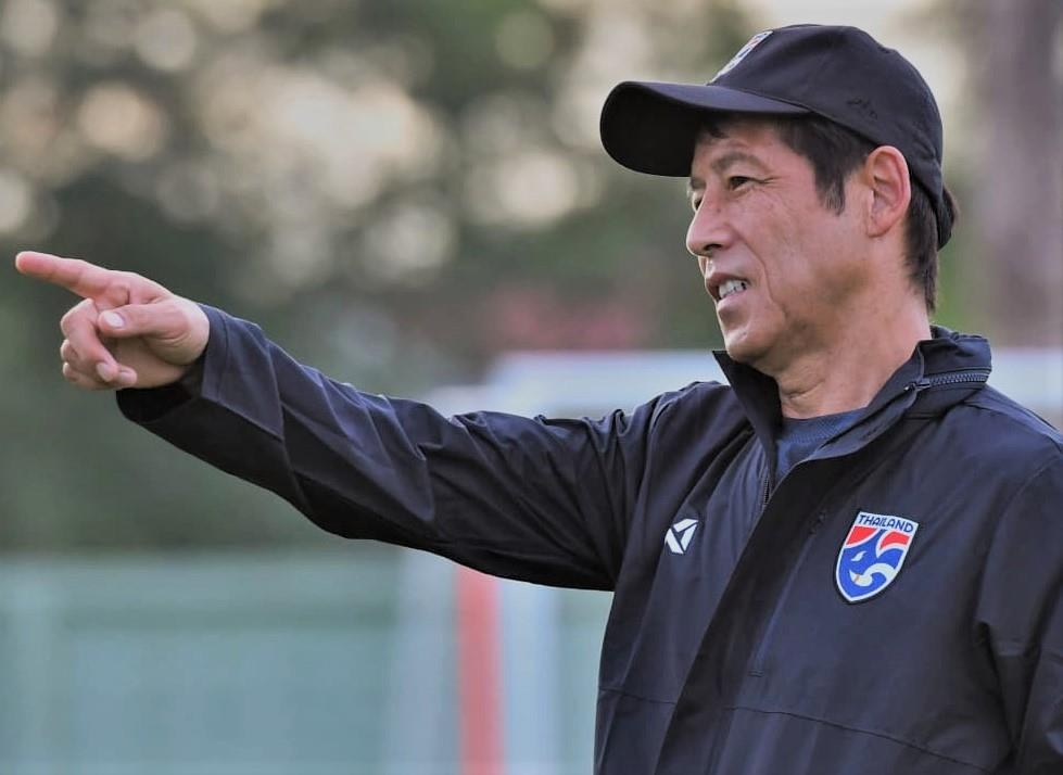 Cau thu Thai Lan bi HLV cam nhac den Viet Nam khi phong van hinh anh