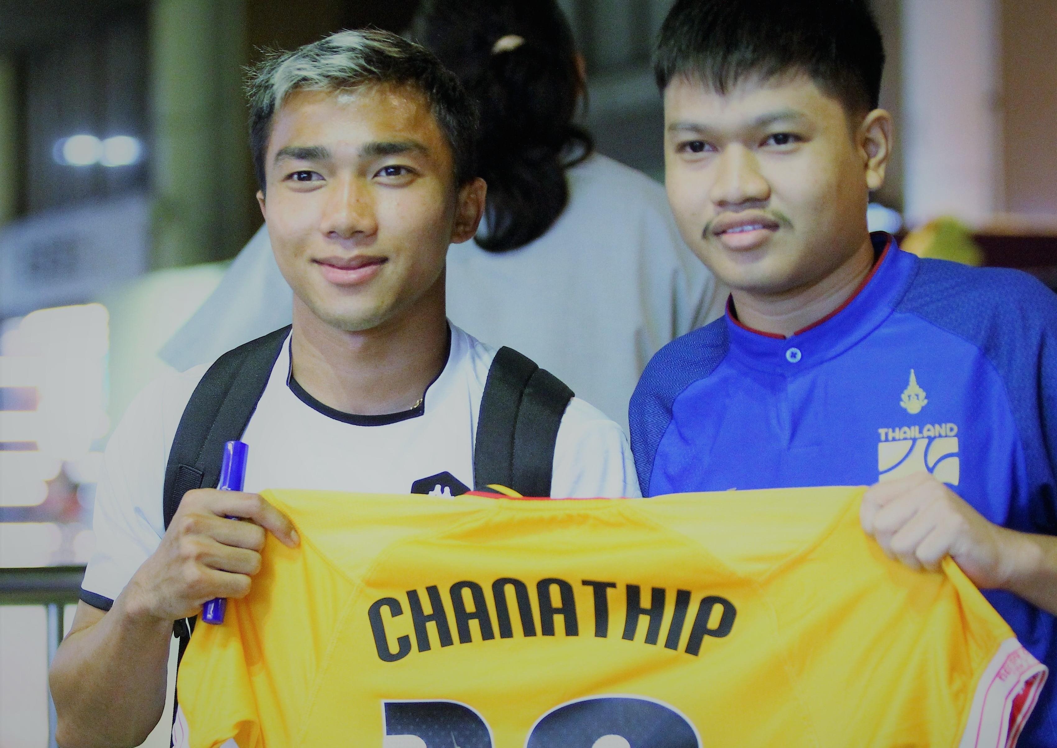 Noi am anh cua tuyen Viet Nam ve Thai Lan hoi quan hinh anh