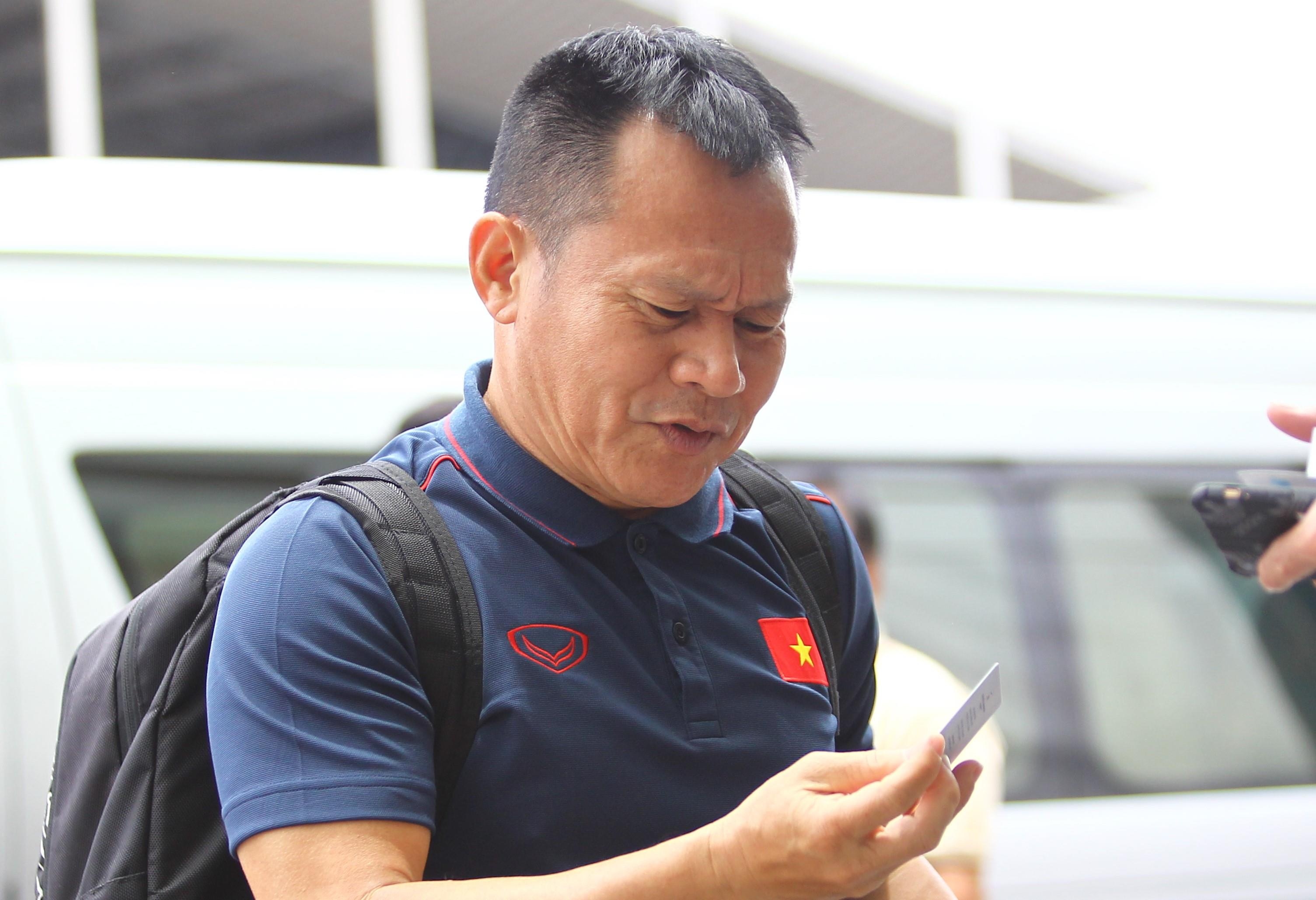 Tro ly cua ong Park Hang-seo bi bo quen o san bay Thai Lan hinh anh