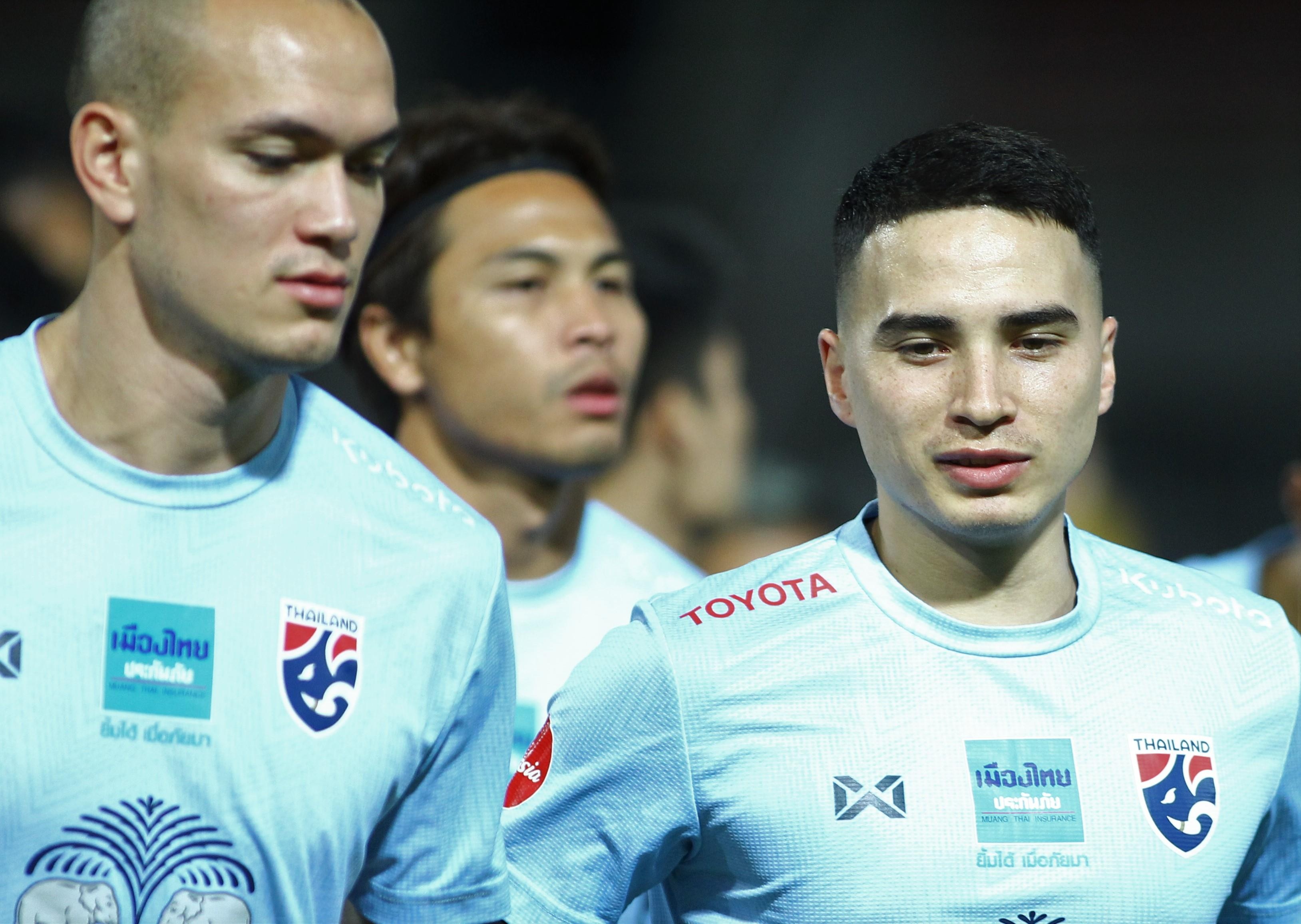 Doi tuyen Thai Lan lo bai ngay trong buoi tap lam quen san hinh anh