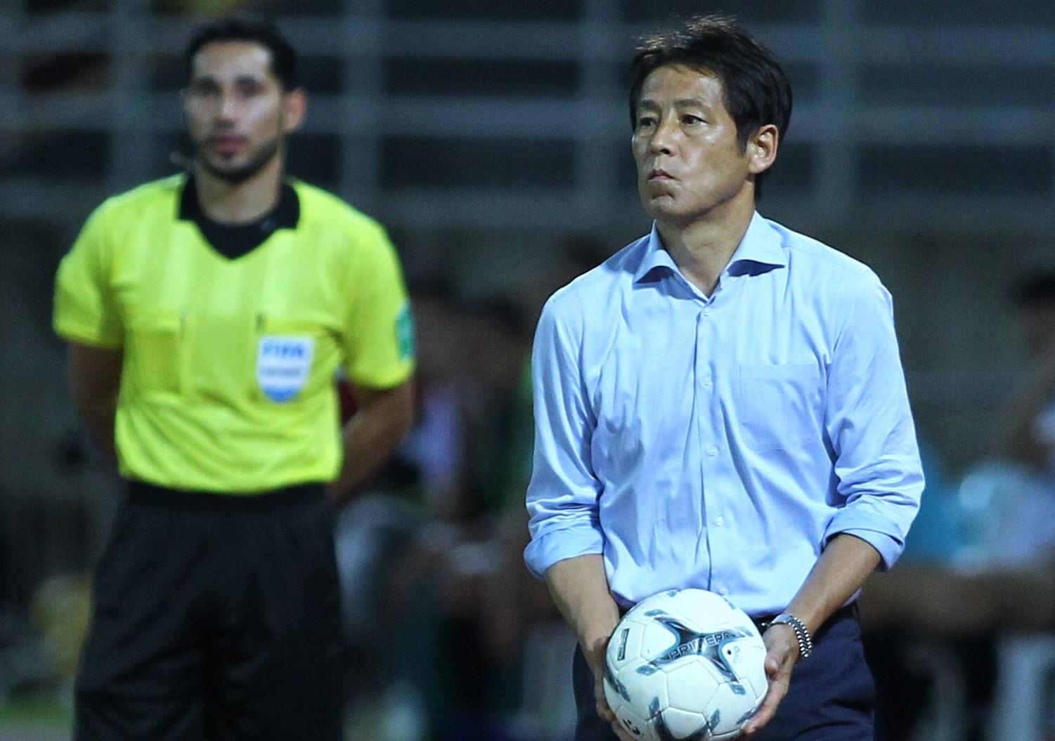 Bac si tuyen Viet Nam bo qua hanh dong tho lo cua HLV Thai Lan hinh anh