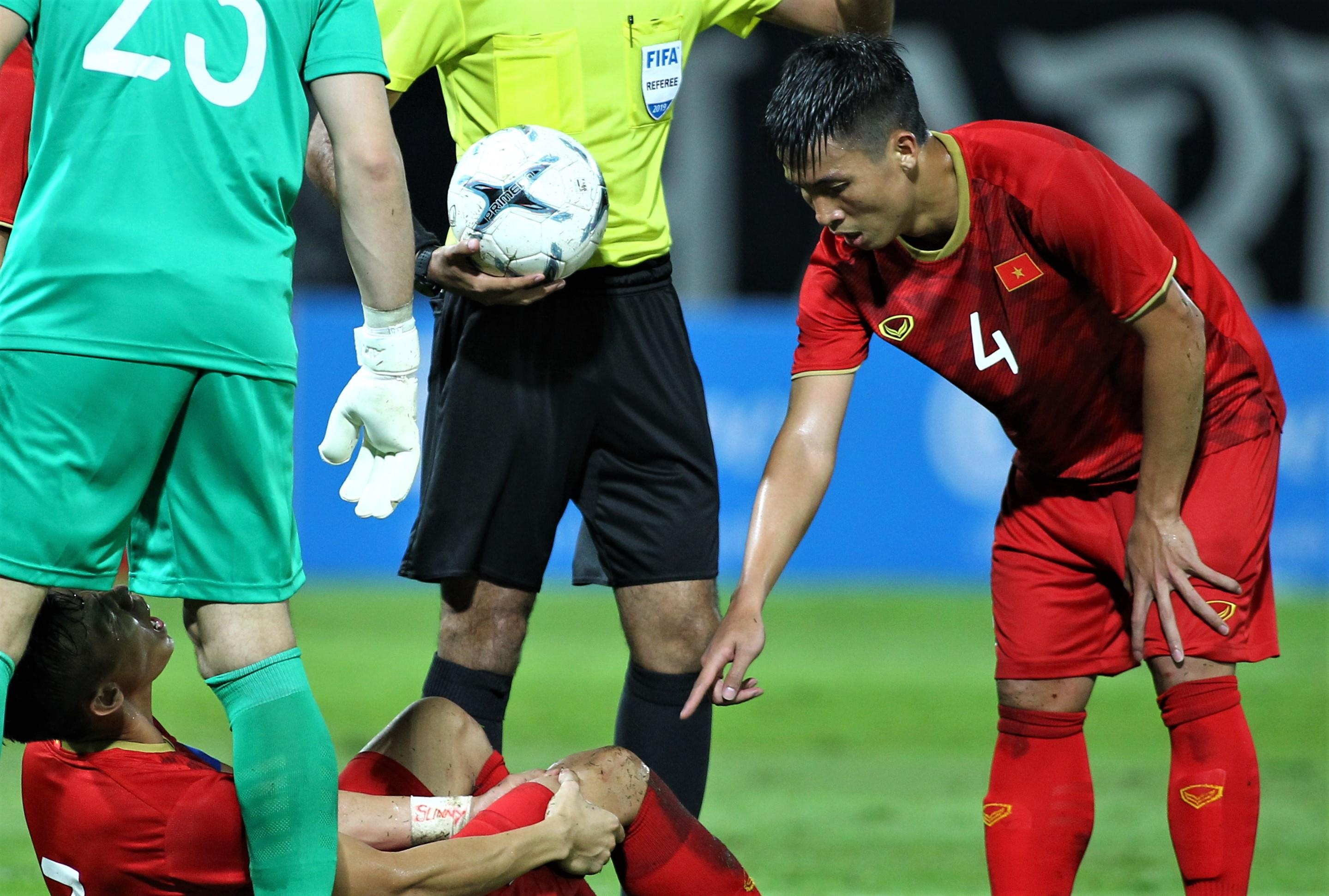 Que Ngoc Hai ruom mau o dau goi vi bi dap bang giay dinh hinh anh