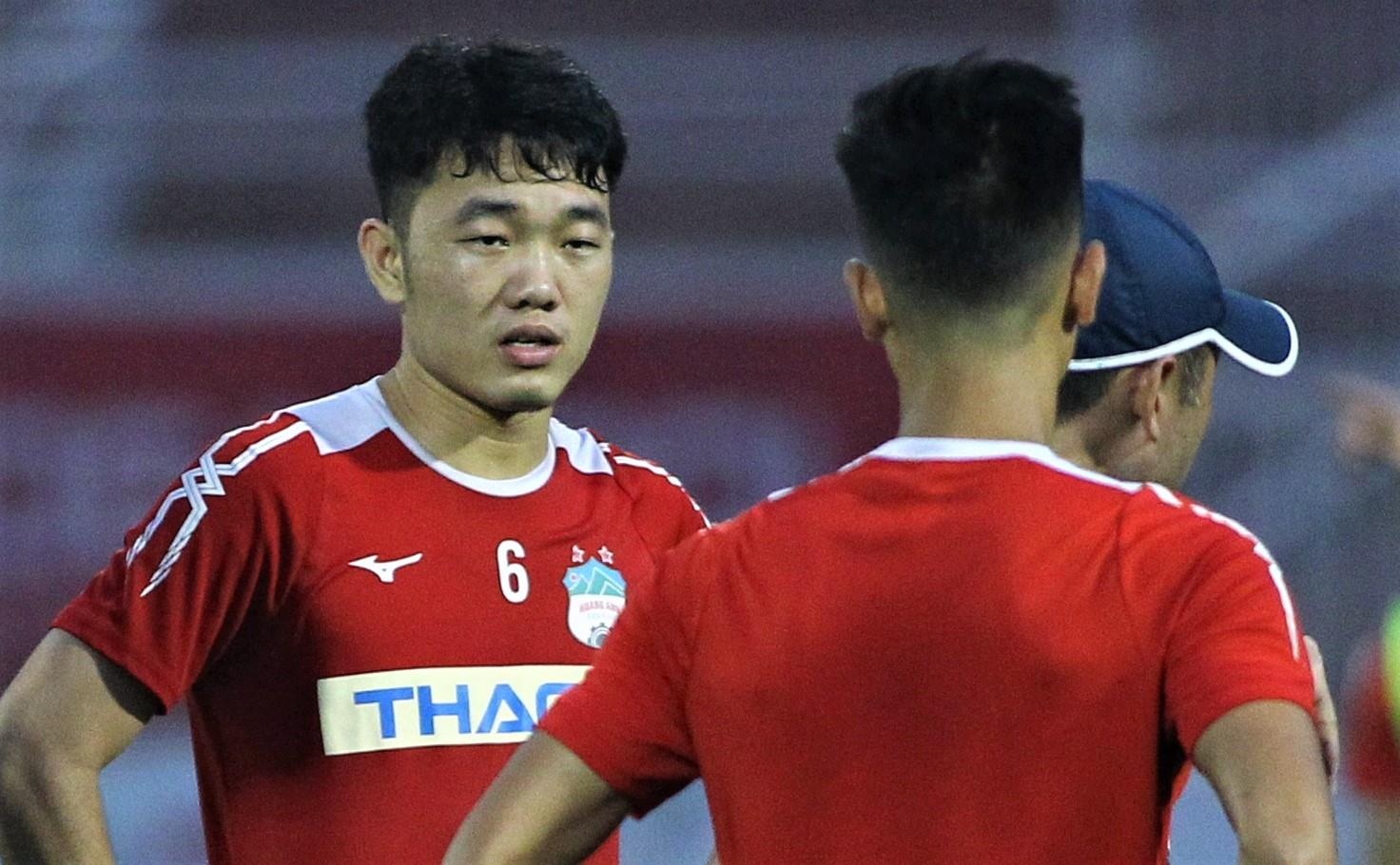 Xuan Truong lam phien dich bat dac di cho HLV Han Quoc hinh anh