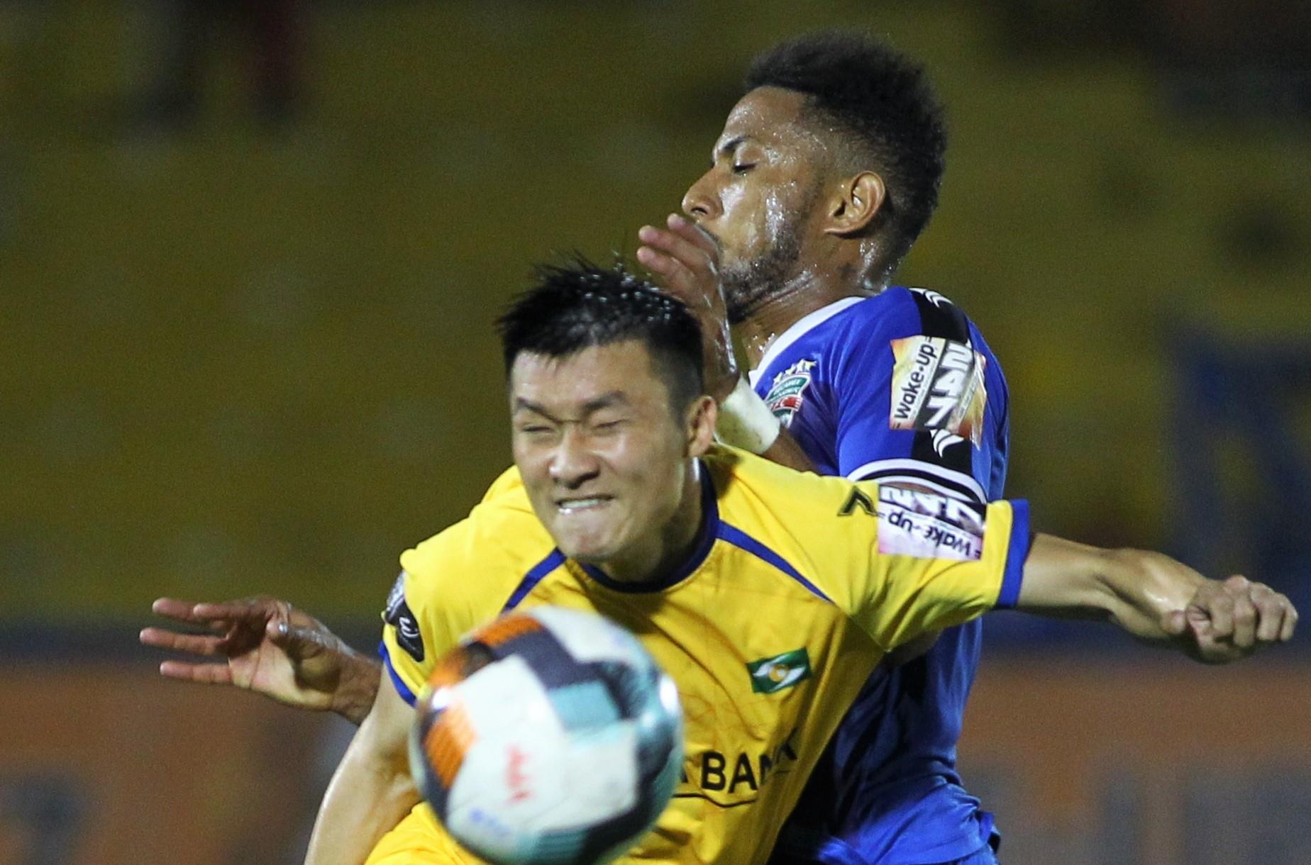 CLB Binh Duong thua dam SLNA 1-5 vi mac loi bat viet vi hinh anh