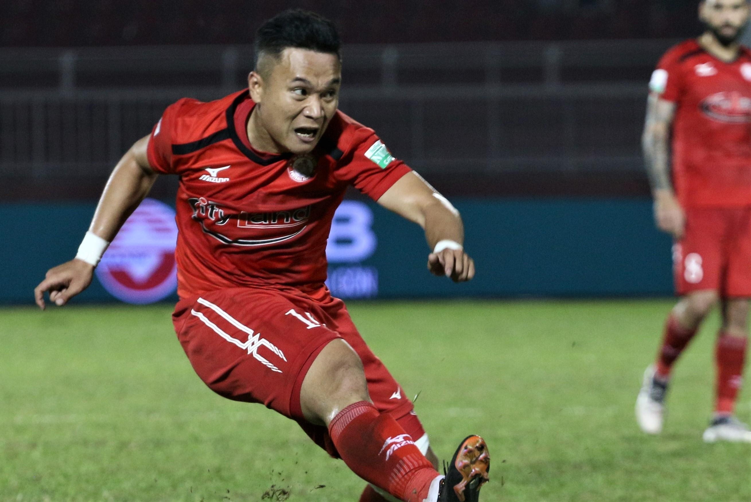 Phi Son nhan ao so 10 truoc derby bong da TP.HCM hinh anh