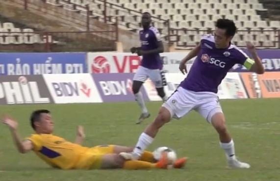 Tinh huong Van Quyet va cham voi hau ve Dinh Dong hinh anh