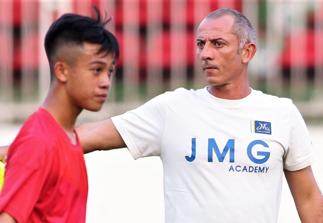 'Cau thu tre HAGL du the luc de choi bong o chau Au' hinh anh