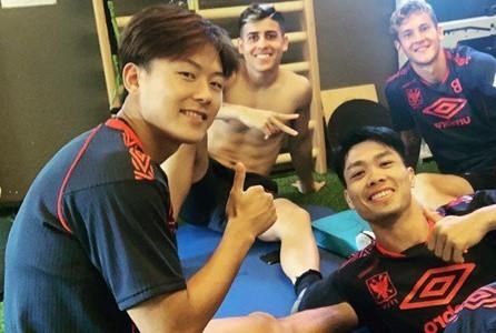 Sao Han chiu canh tro treu hon Cong Phuong o Sint-Truidense hinh anh