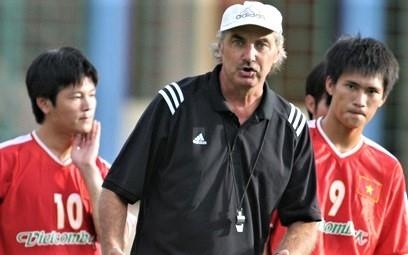 HLV Alfred Riedl phai phau thuat tim hinh anh