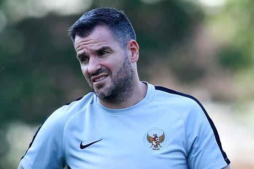 HLV Indonesia va cau chuyen bi sa thai sau 3 thang o V.League hinh anh