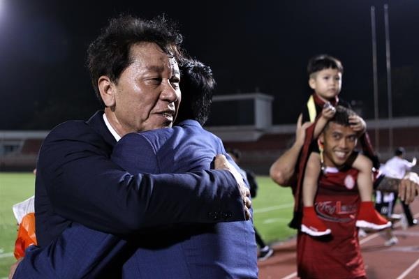 Cuu tro ly Guus Hiddink an mung danh hieu dau tien o V.League hinh anh