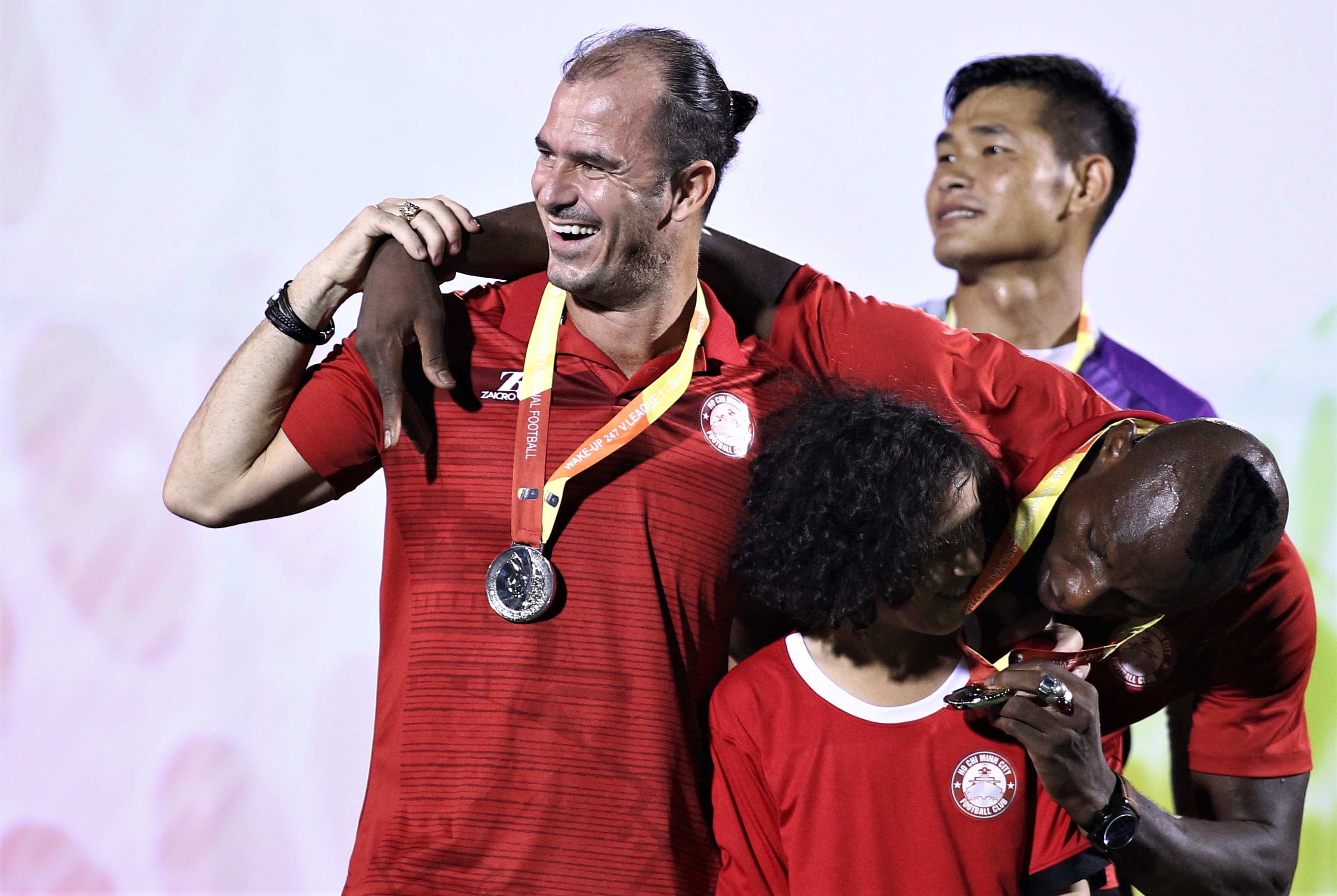 a quan v league anh 6