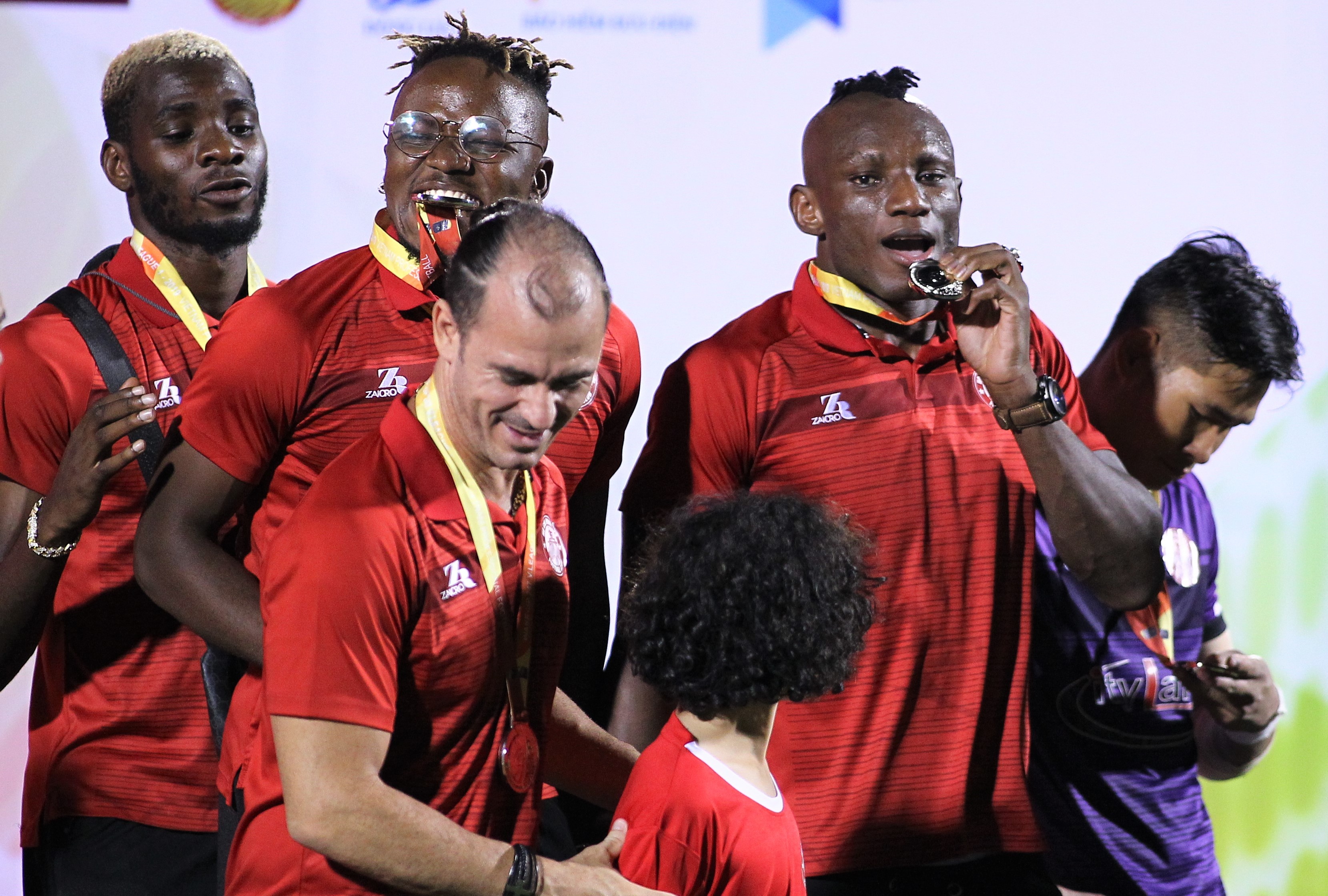 a quan v league anh 8