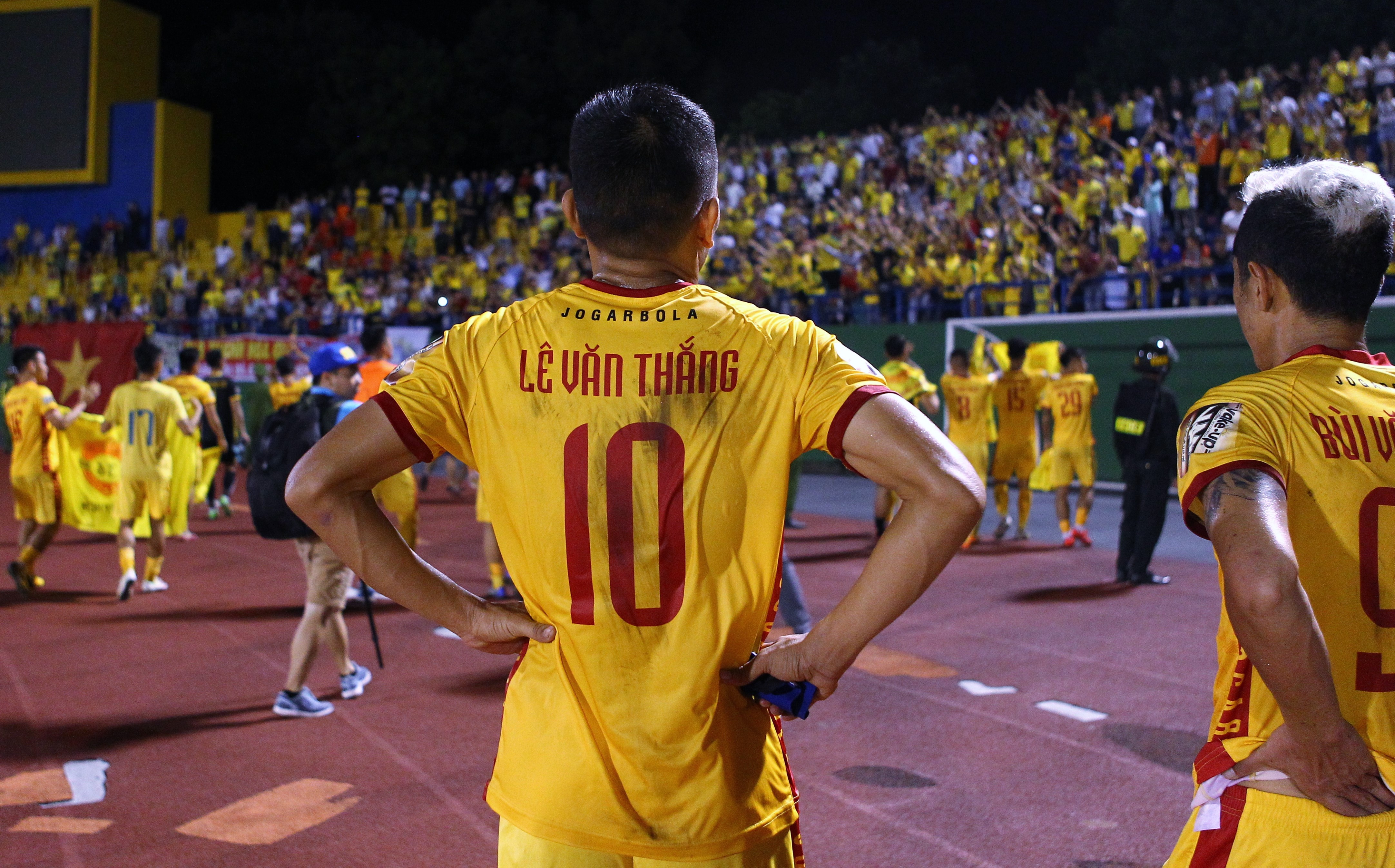 tru hang v league anh 9