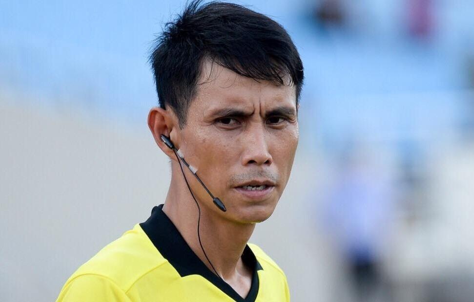 Tro ly trong tai FIFA the hien dang cap o tran play-off tru hang hinh anh