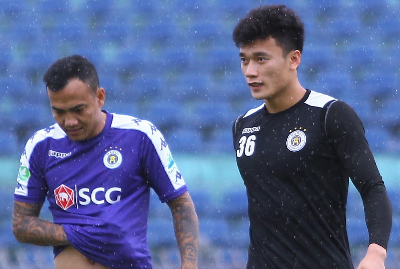 Cau thu Ha Noi khong hai long voi mat san Tam ky truoc tran chung ket hinh anh