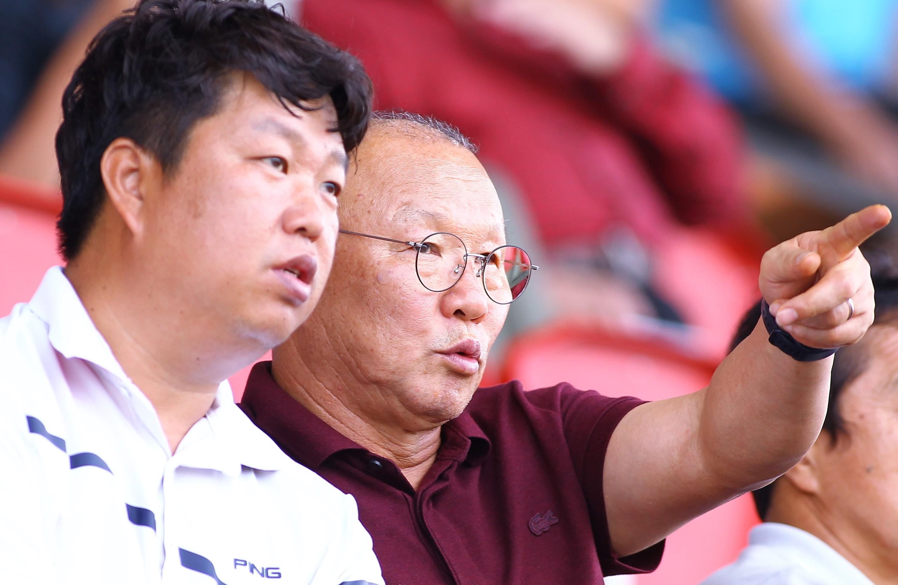 HLV Park di xem hoc tro tranh tru hang V.League hinh anh