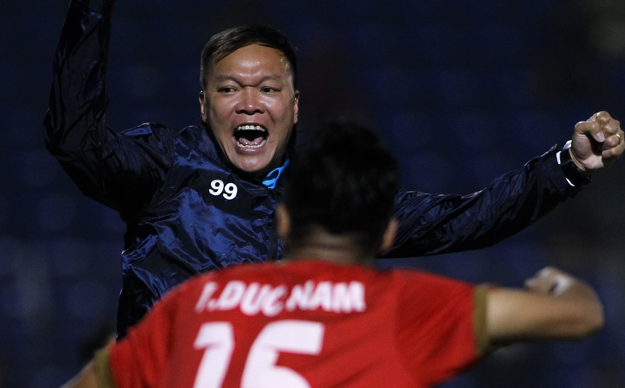 HLV Duong Hong Son an mung danh hieu quoc te dau tien hinh anh