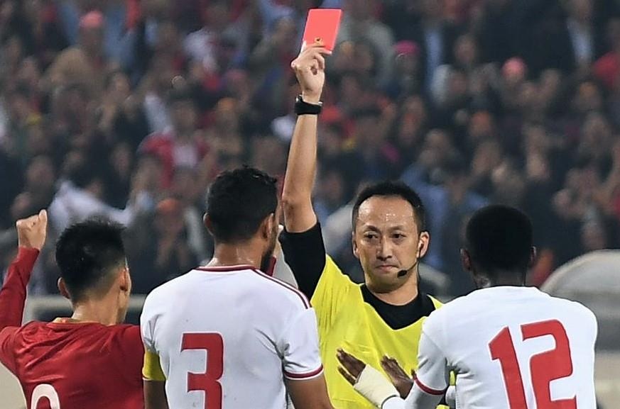 Trong tai Nhat Ban chinh xac khi rut the do cau thu UAE hinh anh