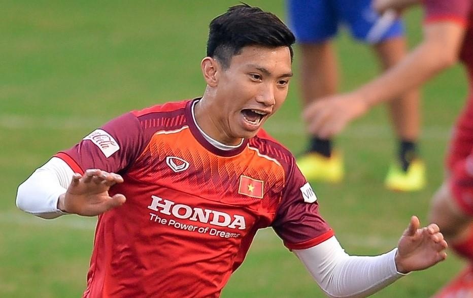 Van Hau vam vo nhu mot cau thu o Premier League hinh anh