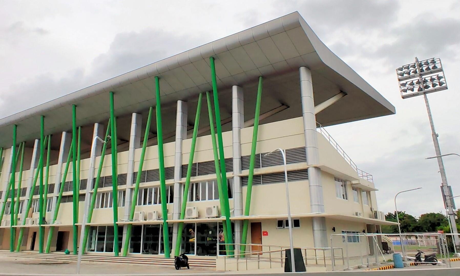 San dau cua U22 Viet Nam phai lap them ghe nhua vi qua it cho hinh anh