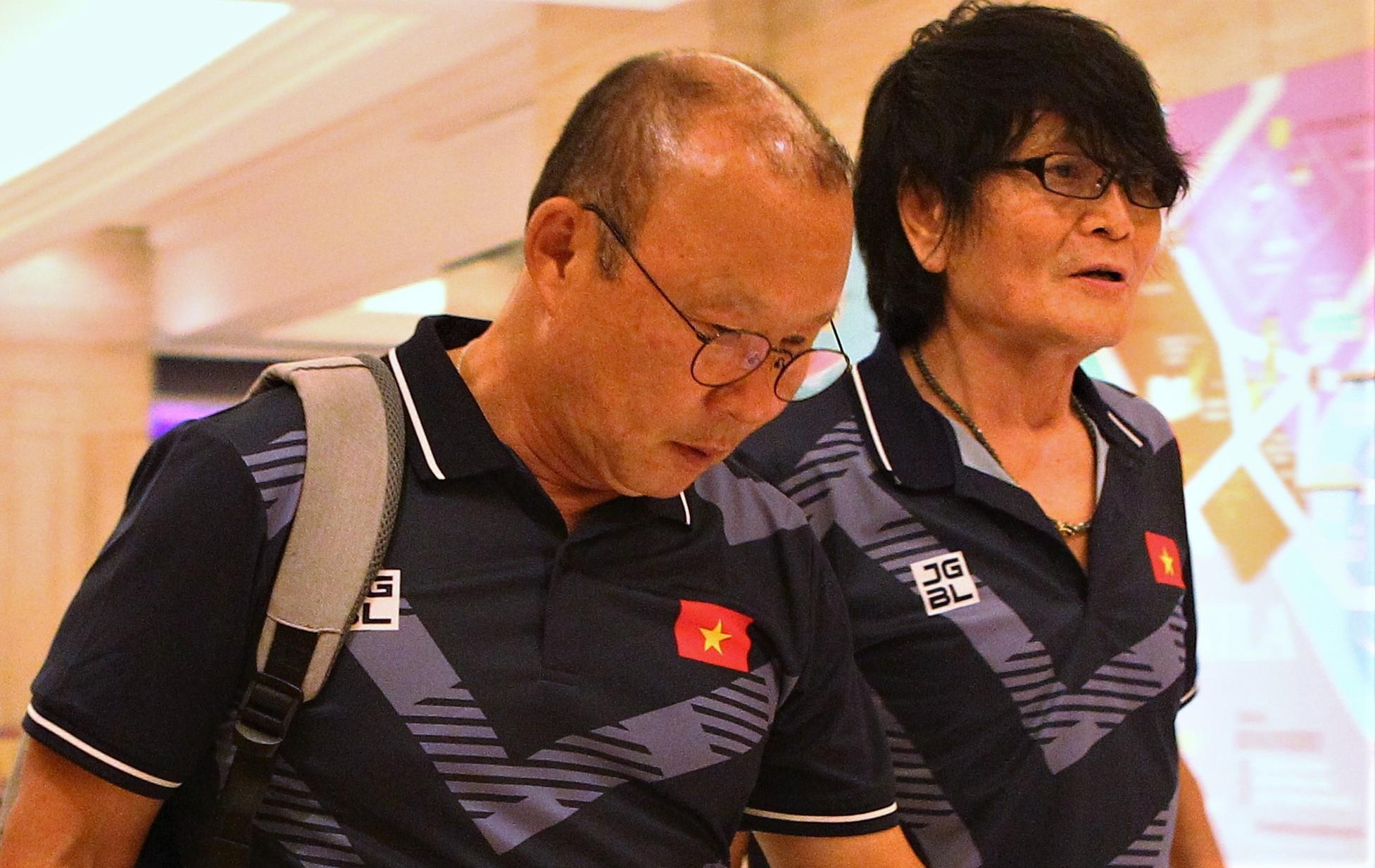 Ong Park Hang-seo ve khach san Jen Manila tre 1 tieng hinh anh