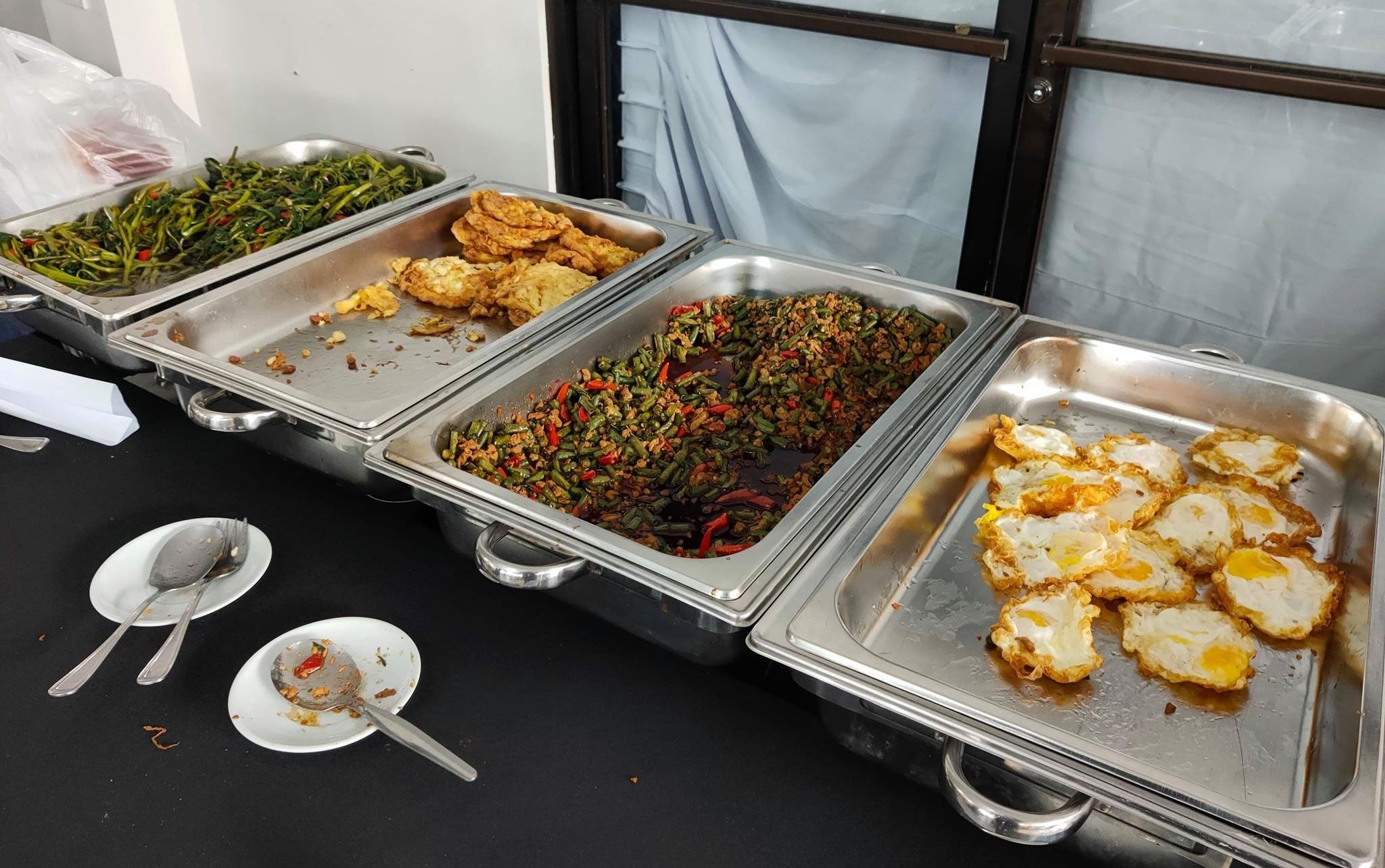 Tuyen nu Viet Nam an uong thieu chat, phai cho xe 90 phut hinh anh