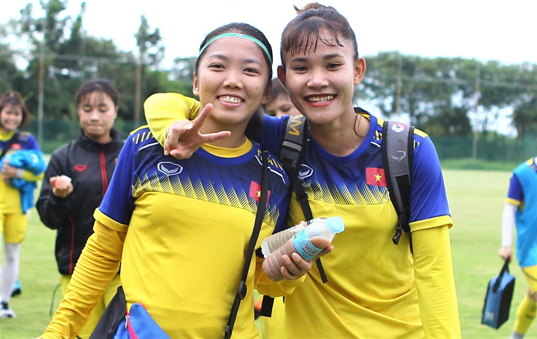 Tuyen nu Viet Nam tap tren san co tu nhien, san sang dau Thai Lan hinh anh