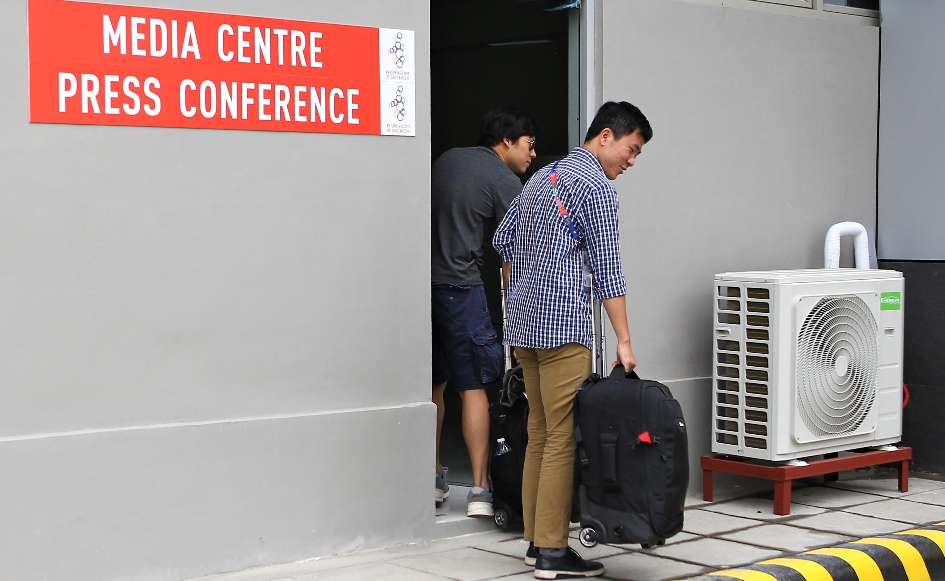 Phong hop bao tam bo duoc thay truoc tran Thai Lan - Indonesia hinh anh