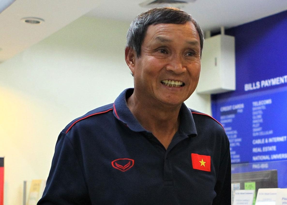 HLV Mai Duc Chung di sieu thi cai thien bua an o SEA Games hinh anh