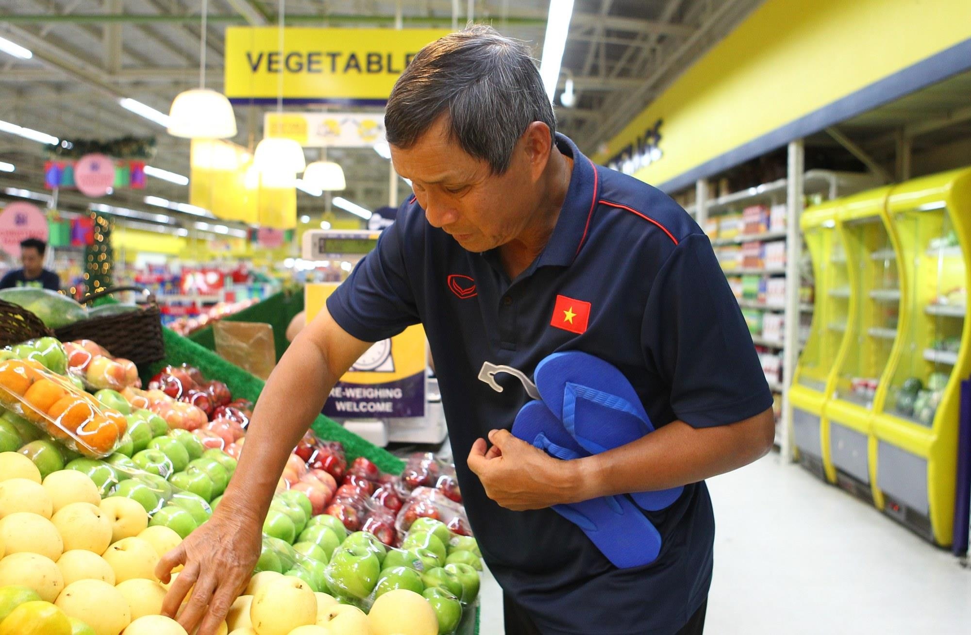 Ban huan luyen doi nu Viet Nam di sieu thi, mua do an bo sung hinh anh