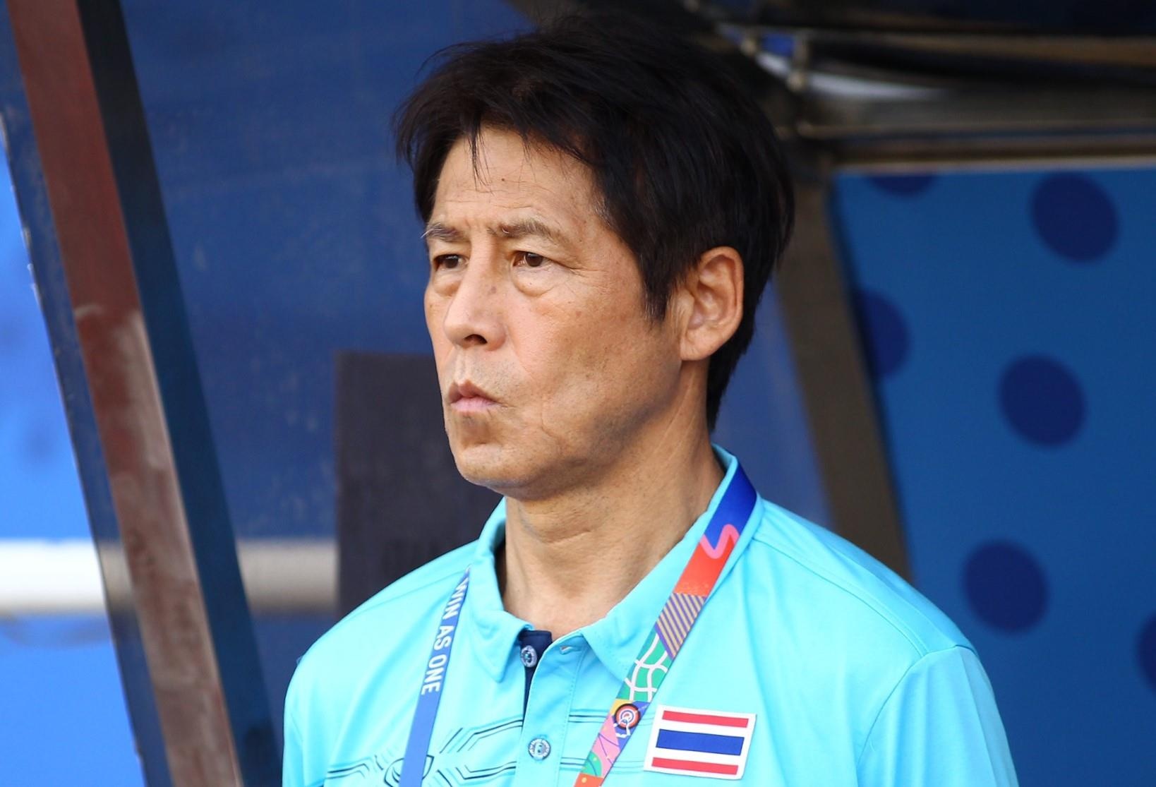 HLV Nishino se dam phan lai voi bong da Thai Lan hinh anh