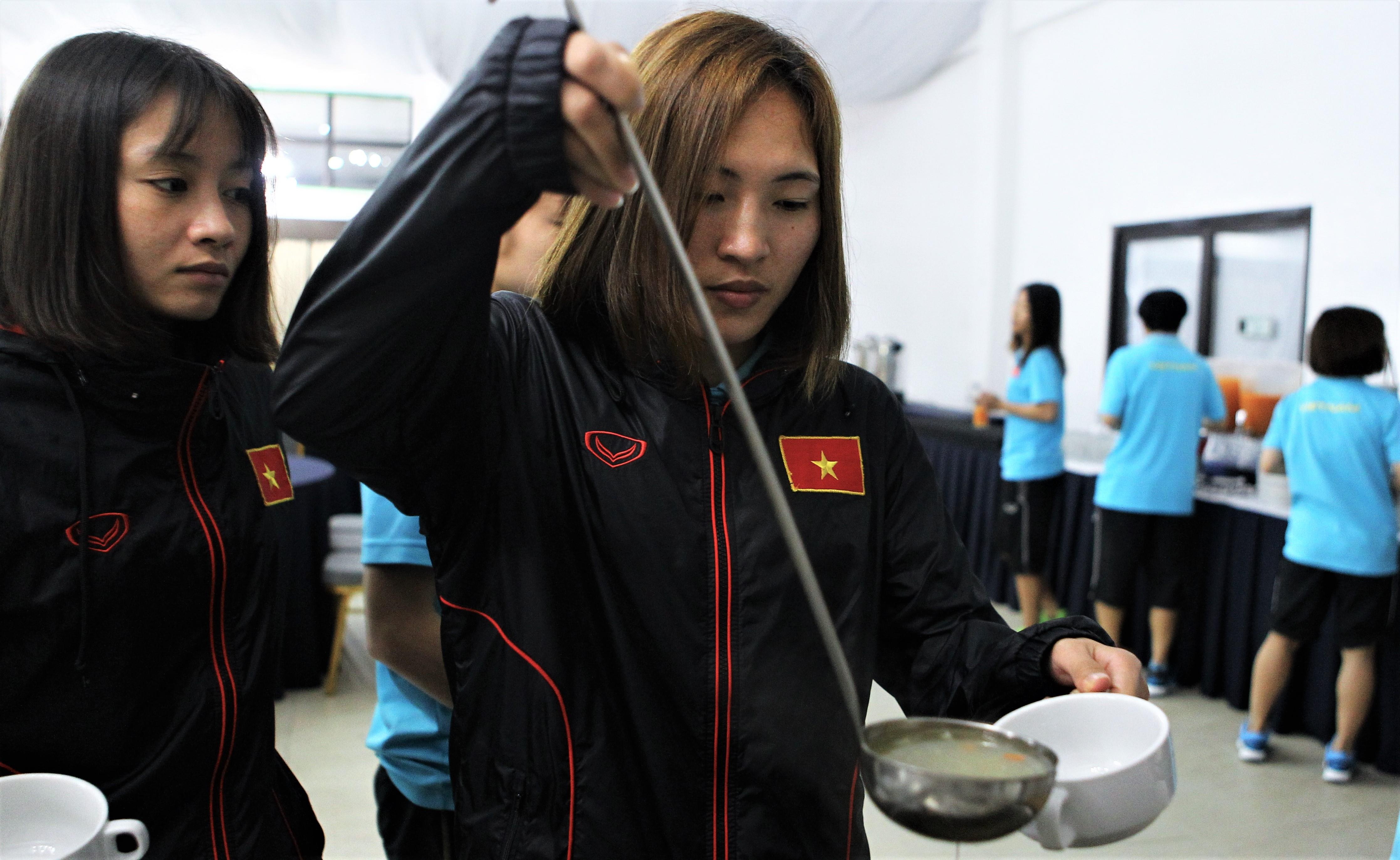 Tuyen nu Viet Nam tu bua an thieu chat den ve vao ban ket SEA Games hinh anh