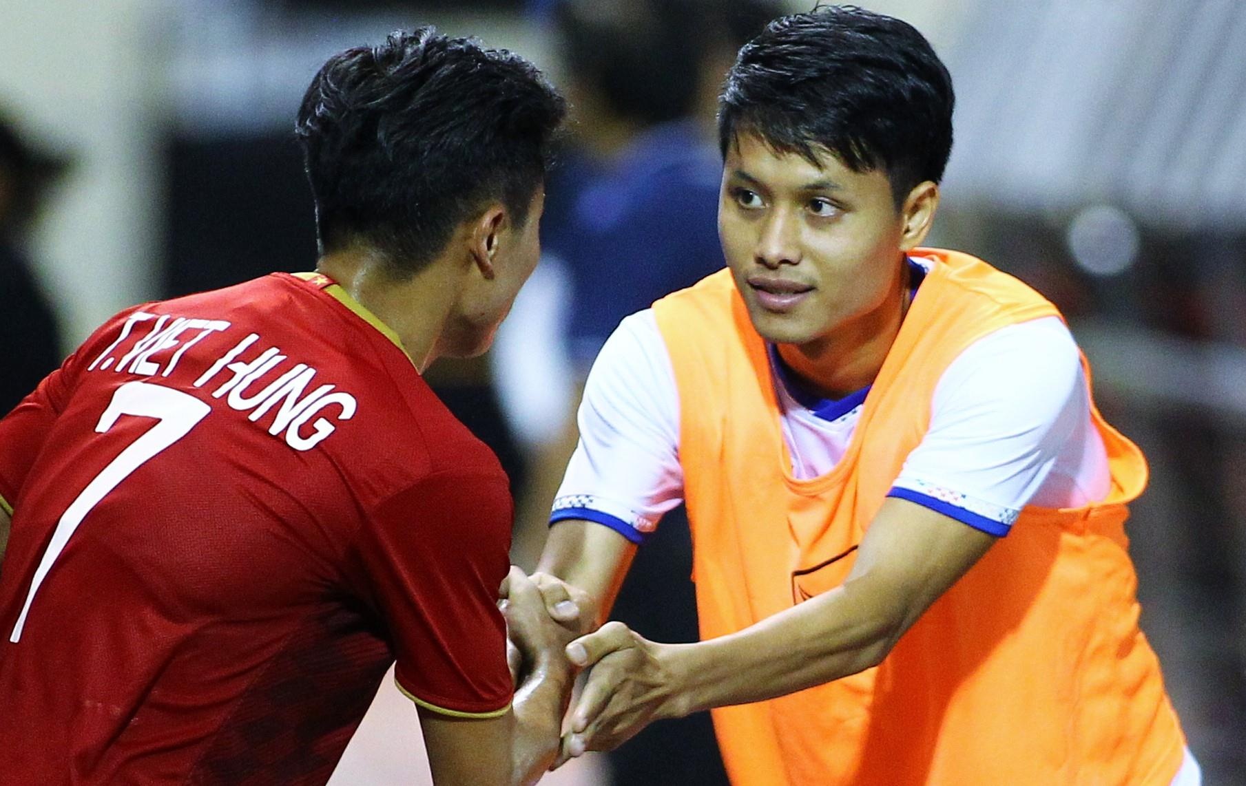 Cau thu U22 Lao gap Trieu Viet Hung de xin loi hinh anh