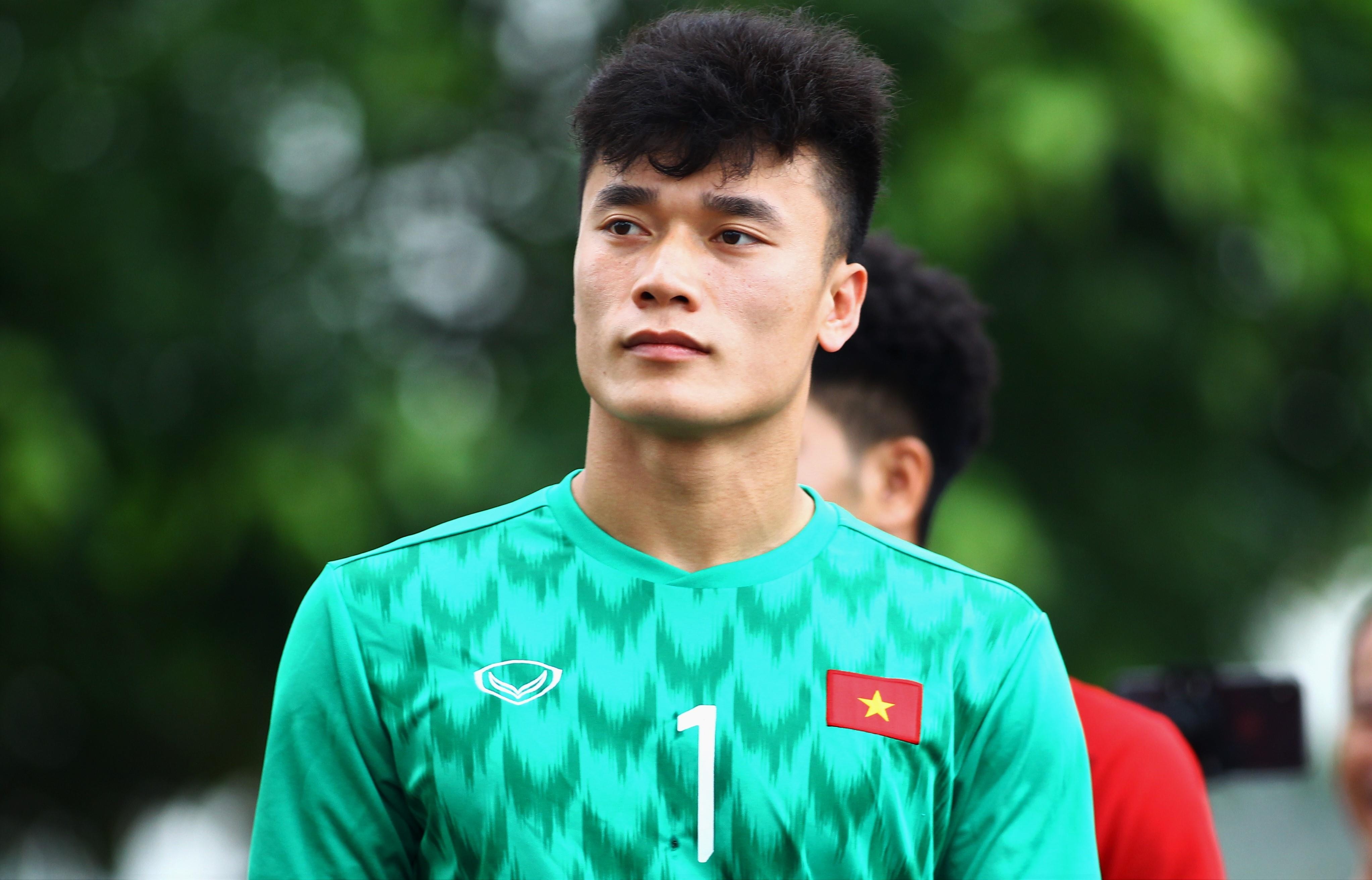 Bui Tien Dung di dao cung dong doi truoc tran gap Singapore hinh anh