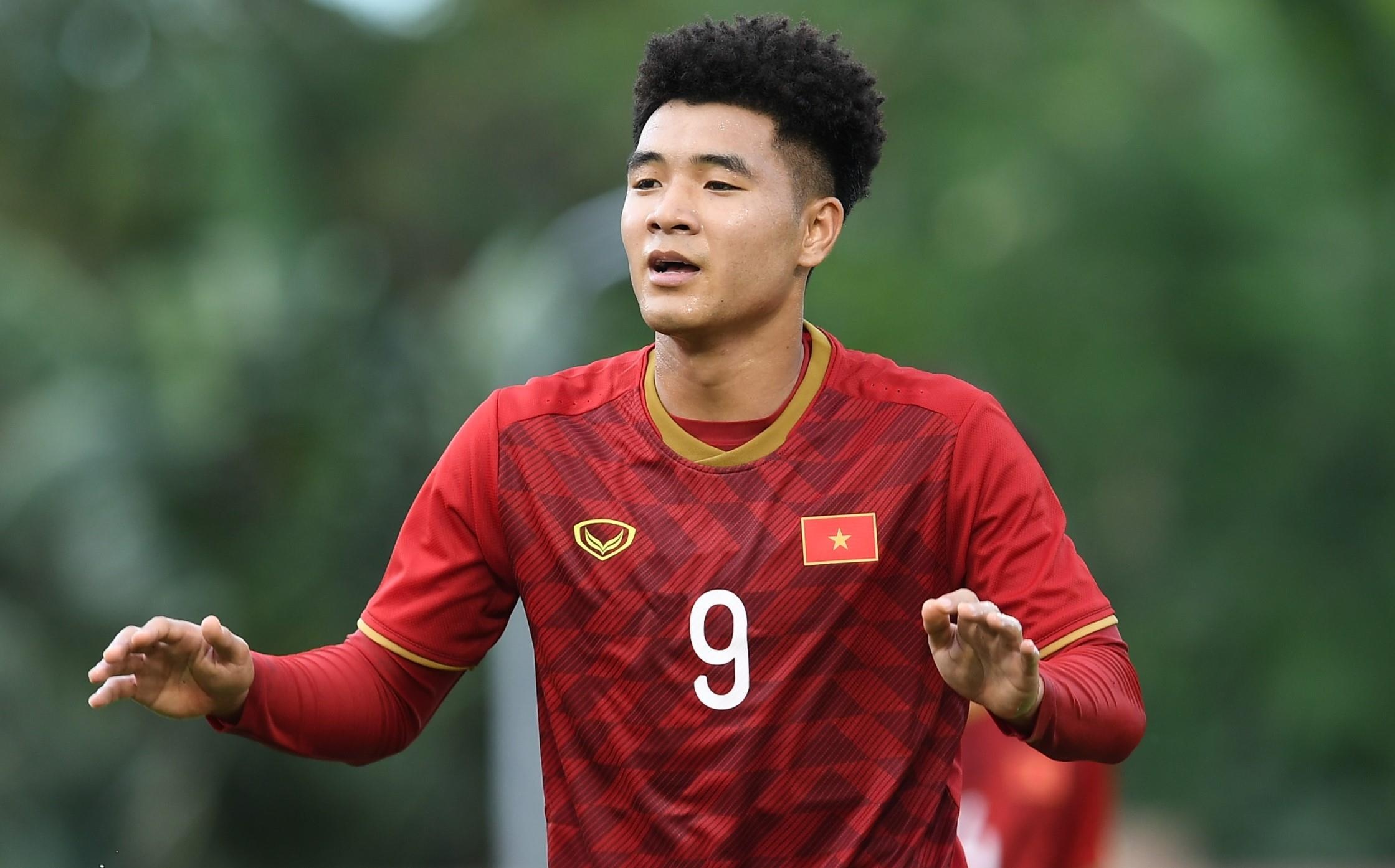 Tran dau giua U22 Viet Nam va Singapore van dien ra du co mua bao hinh anh