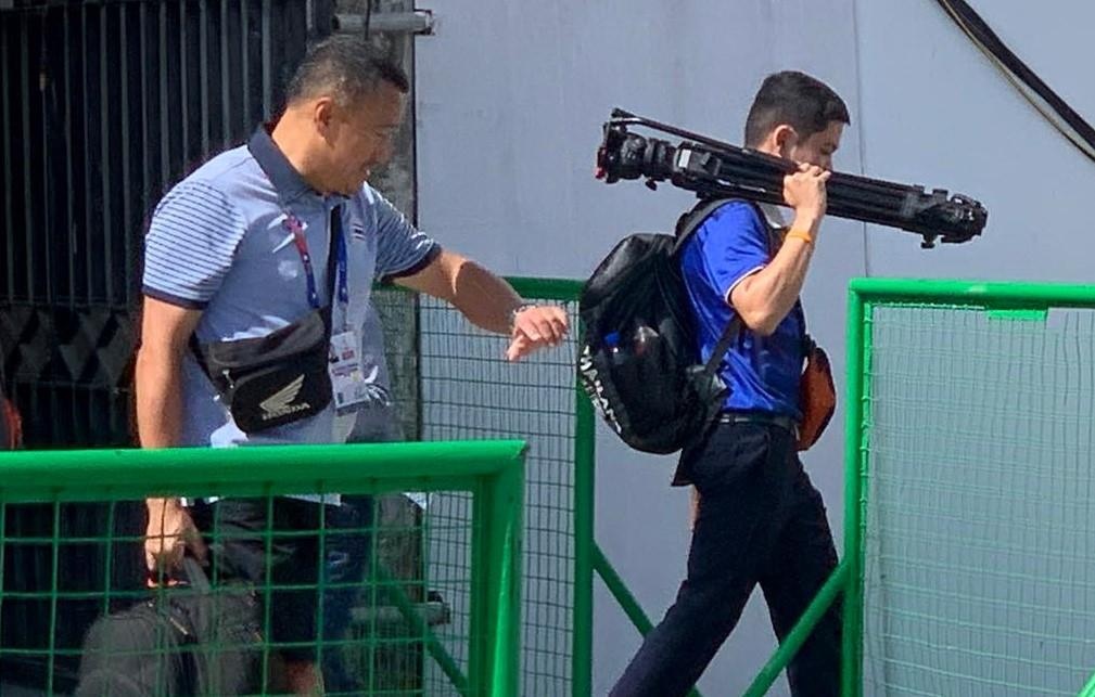 Ong Park, HLV Nishino cung cam truyen thong cua doi thu tac nghiep hinh anh