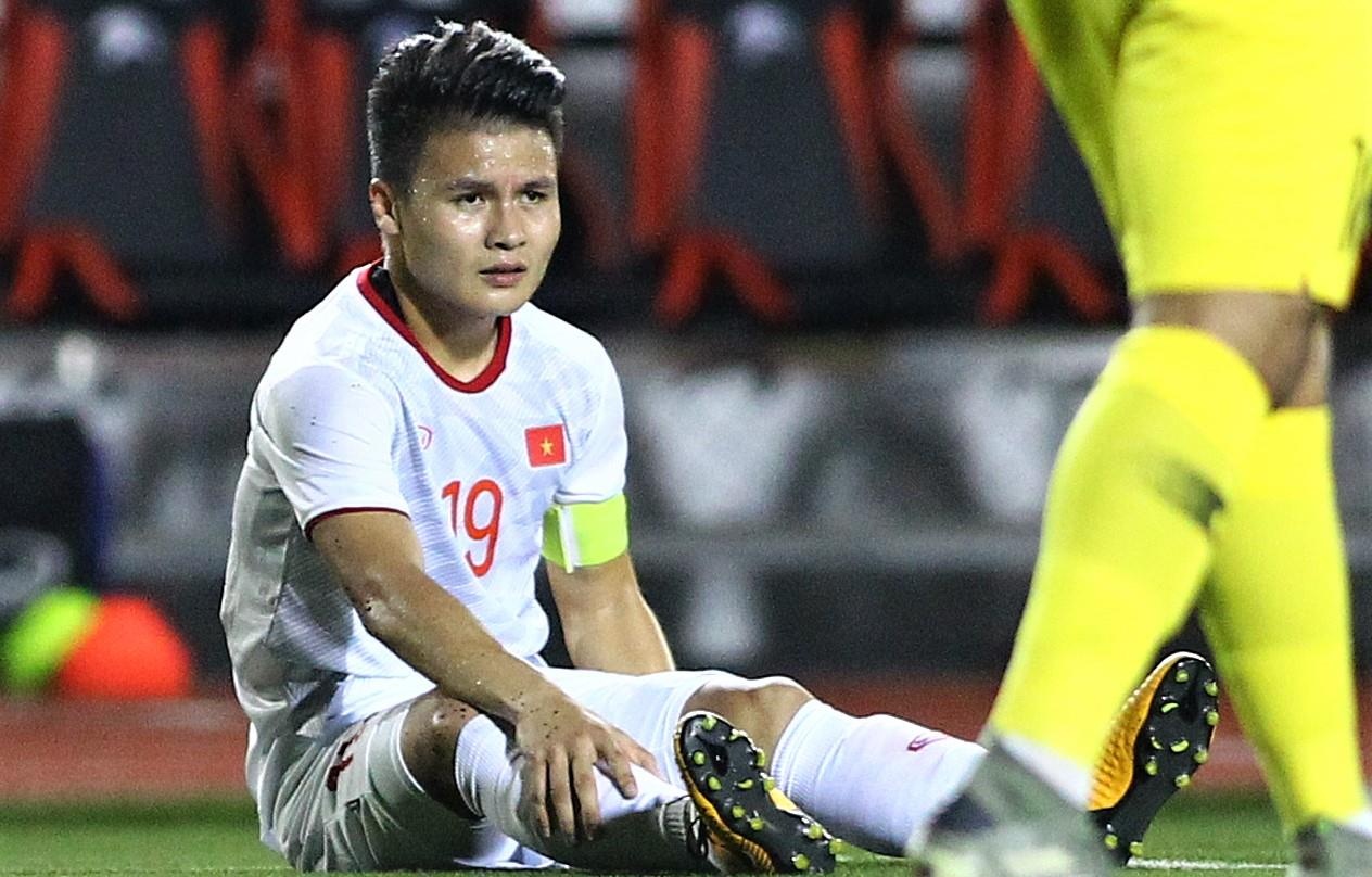 Quang Hai bi rach co dui truoc tran gap Thai Lan hinh anh