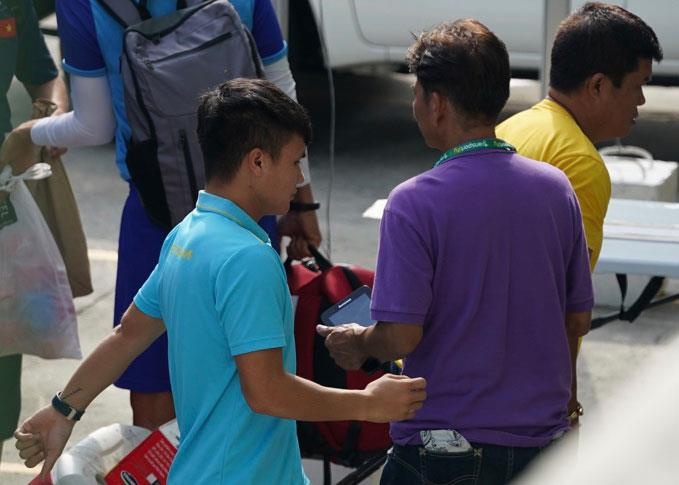 Quang Hai di theo co vu U22 Viet Nam dau Thai Lan hinh anh