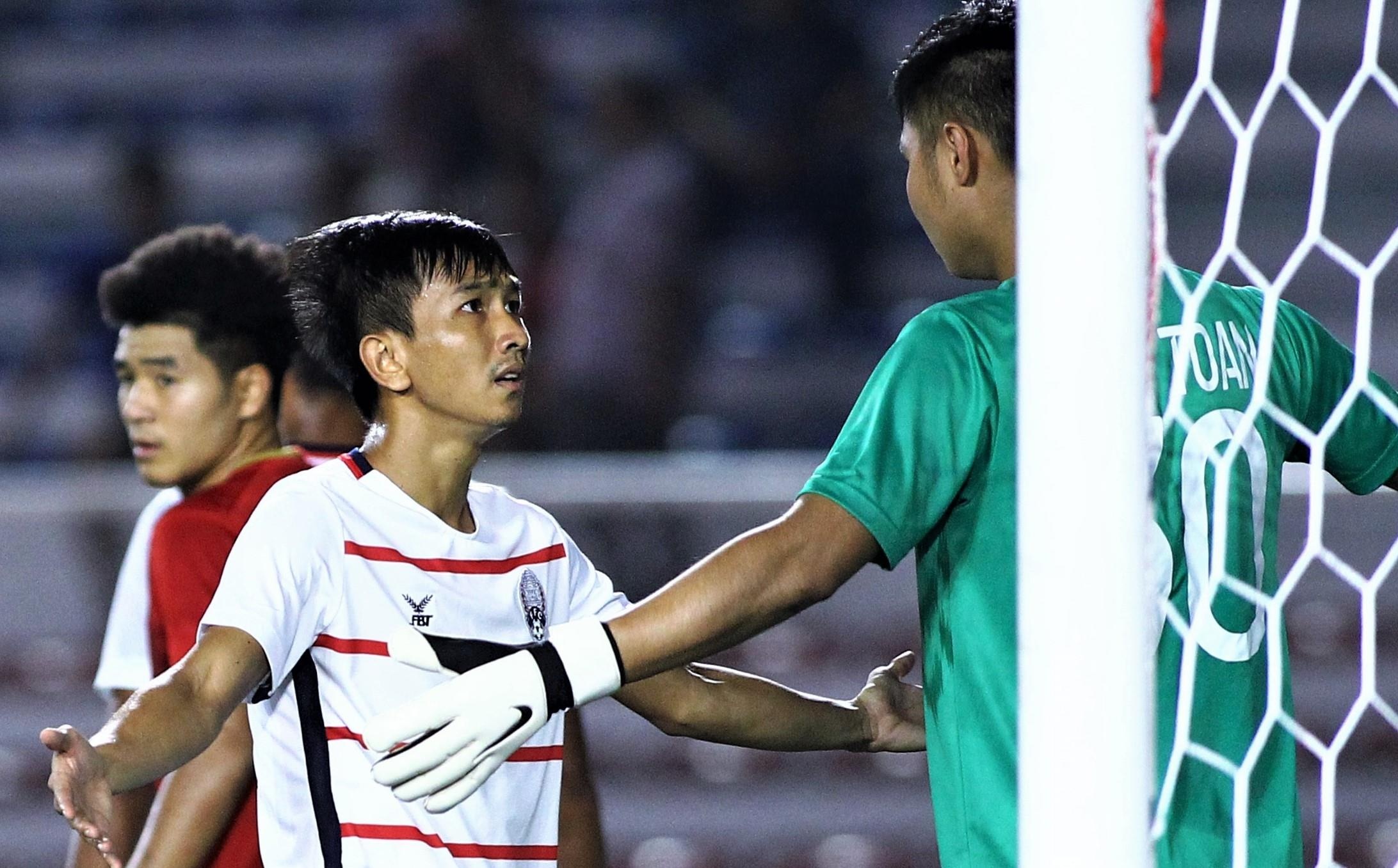 Van Toan lam lu mo tien dao U22 Campuchia hinh anh