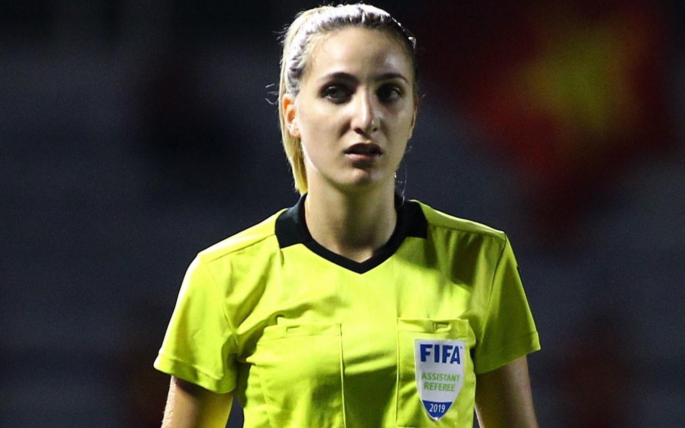 Tro ly trong tai chay vao san khi chung ket bong da nu chua ket thuc hinh anh