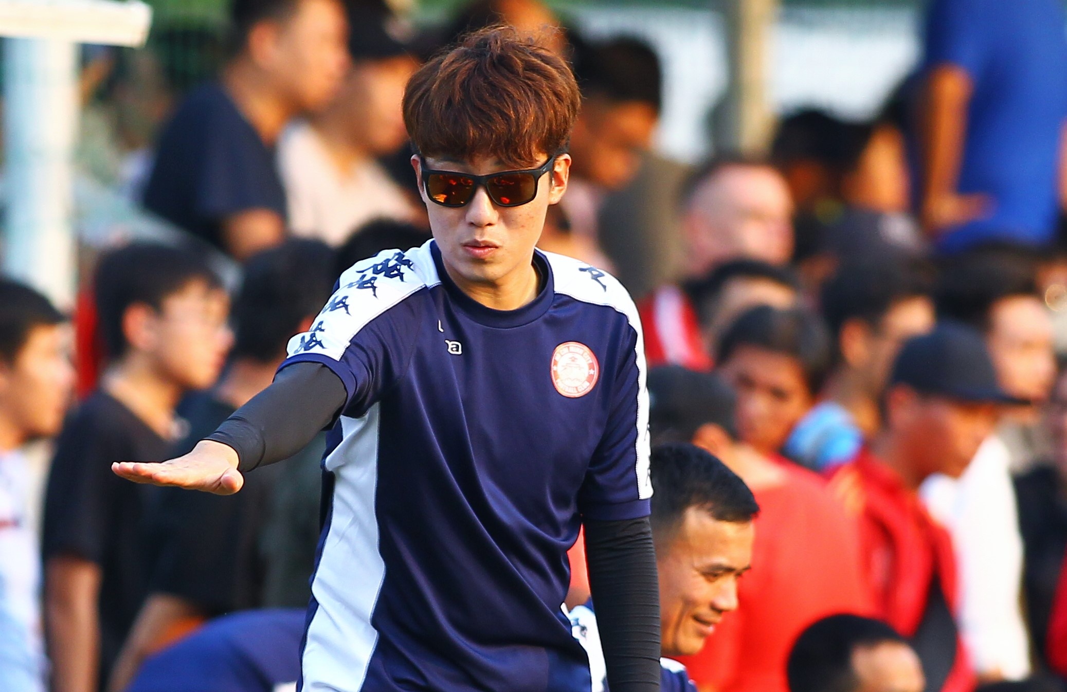 Hang tram CDV tran vao san xem tran dau tap cua CLB TP.HCM hinh anh