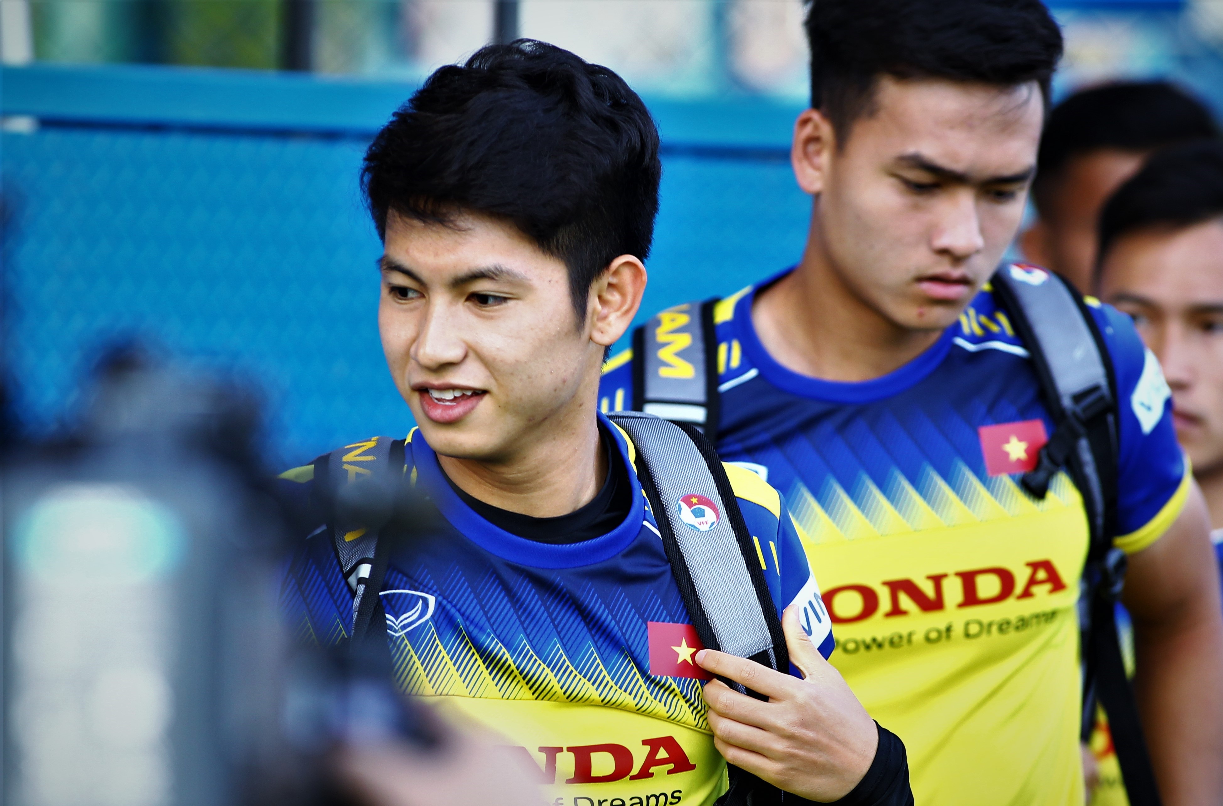 Flycam xuat hien truoc buoi tap kin cua U23 Viet Nam hinh anh