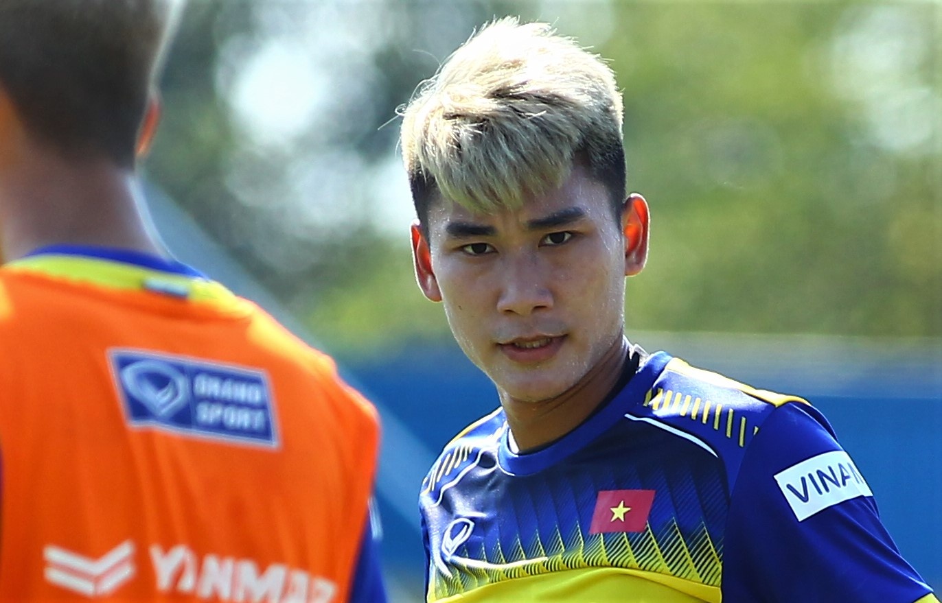 Cau thu U23 Viet Nam tap luyen duoi troi nang hon 30 do C hinh anh