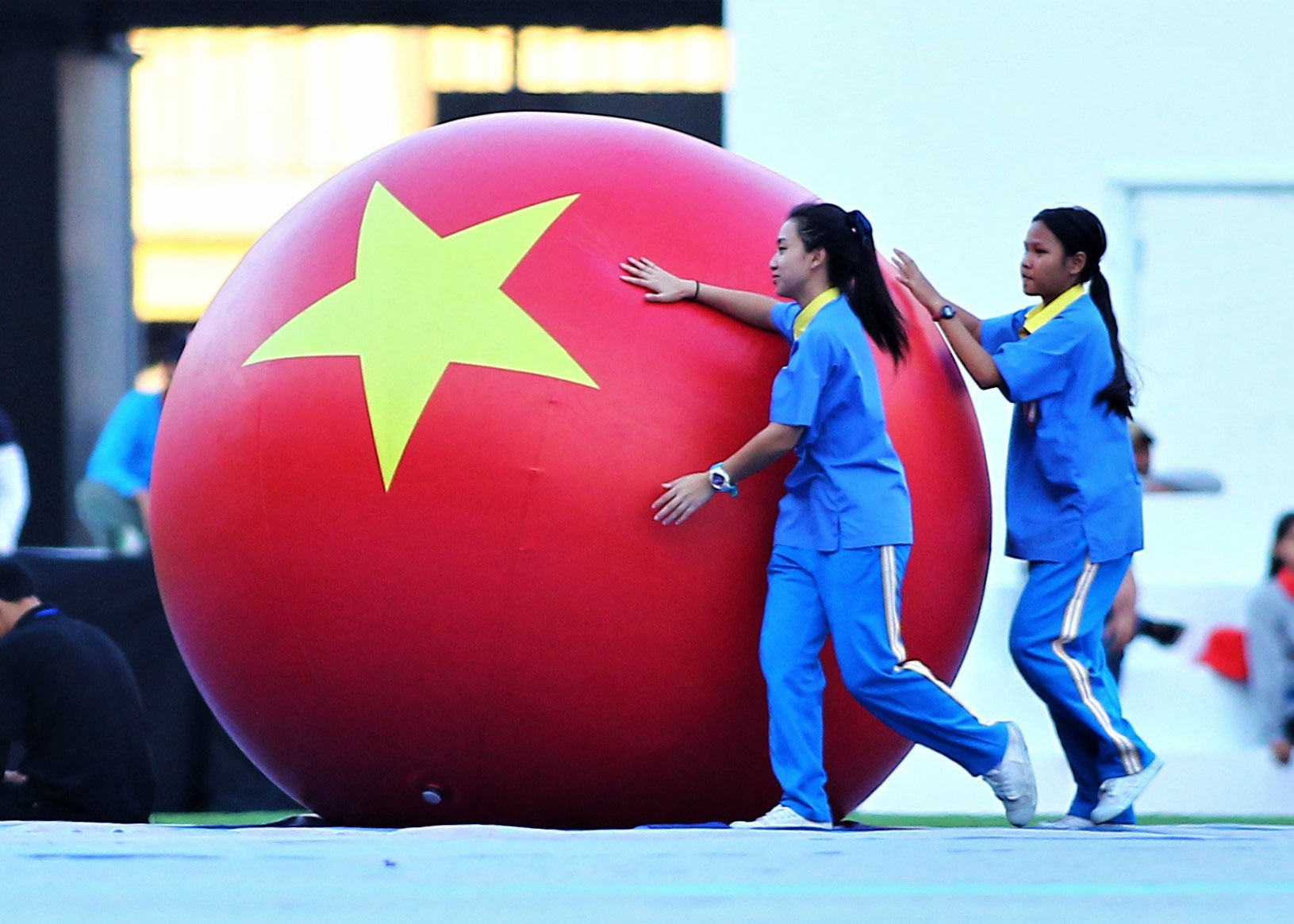 Qua bong mang hinh quoc ky Viet Nam xuat hien o le khai mac U23 chau A hinh anh