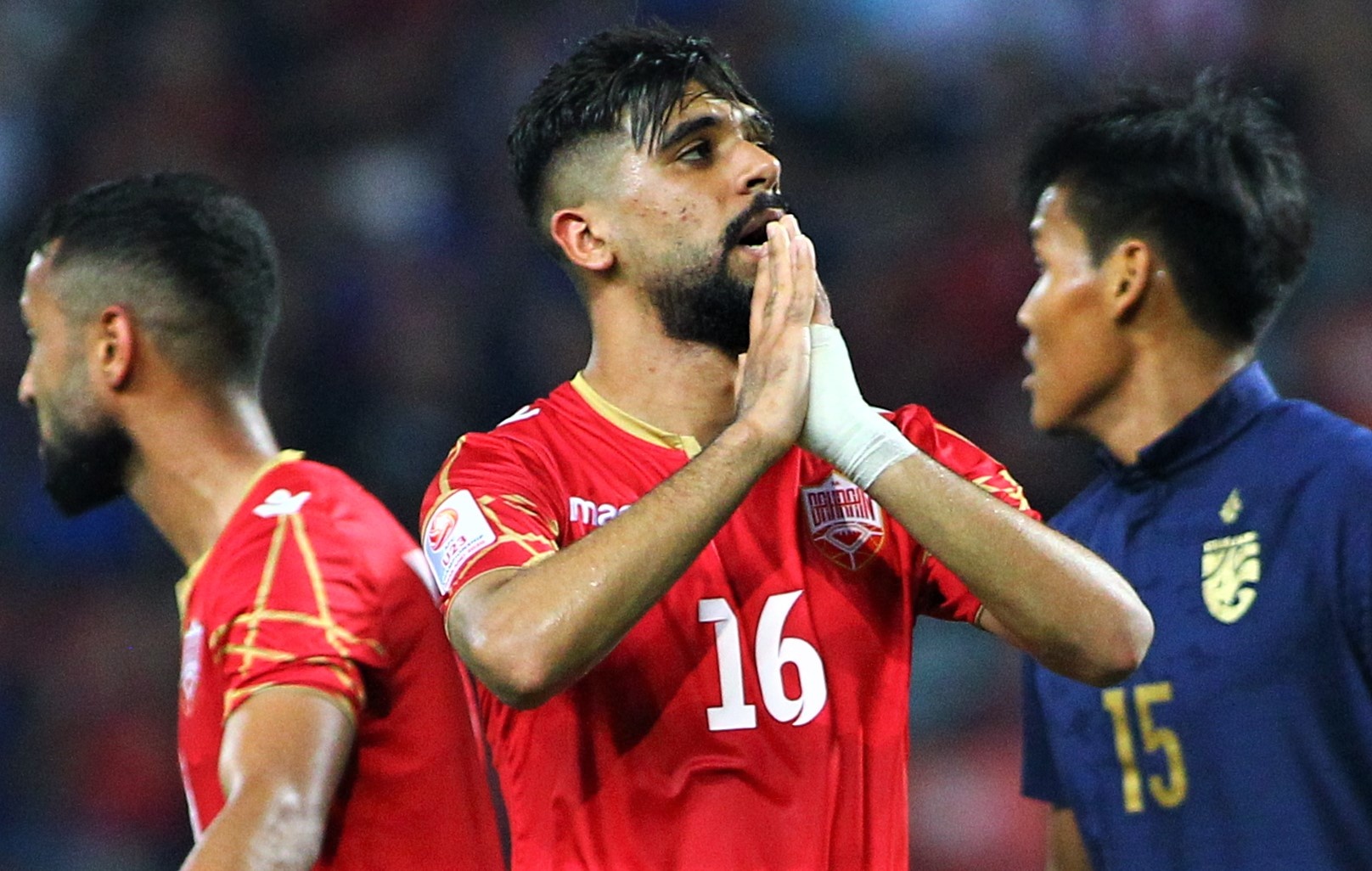 Cau thu Bahrain bo ve, khong bat tay U23 Thai Lan hinh anh