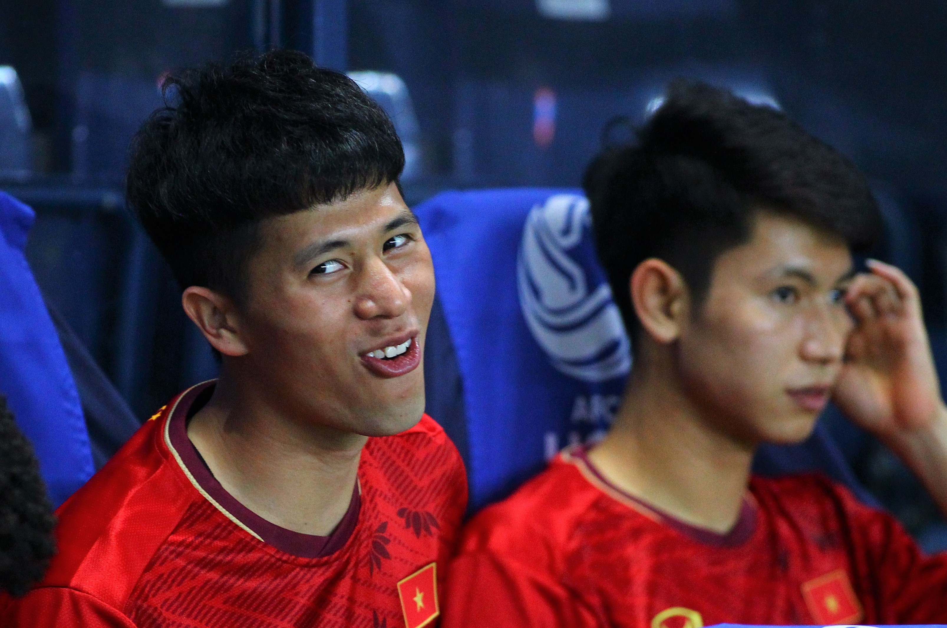 Dinh Trong cuoi tuoi tren ghe du bi, xoc lai hang thu khi vao san hinh anh