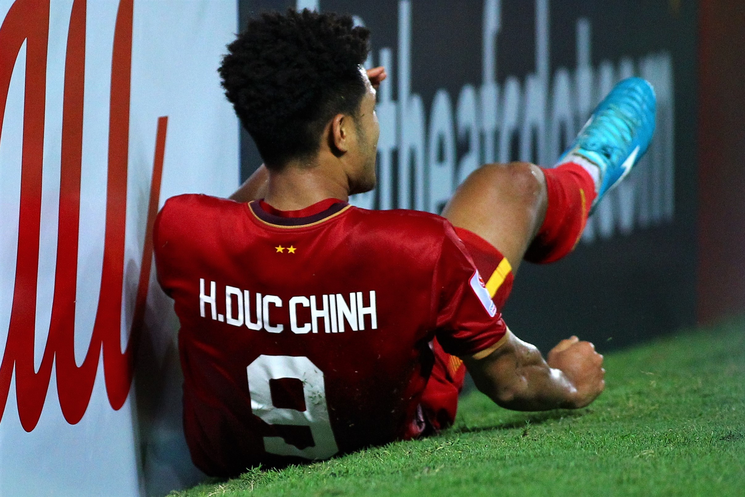 Duc Chinh va vao bang quang cao trong tran hoa Jordan hinh anh